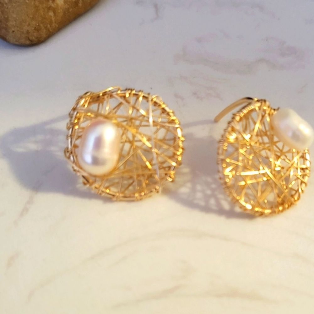 New handmade gold tone wire with crystals studs - Picture 9 of 9